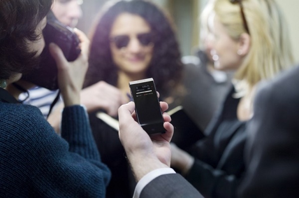  Гласов рекордер в ръка