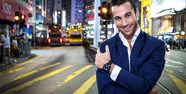  Очарователен човек се усмихва