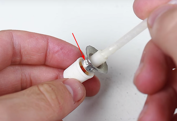  Дупка в капака