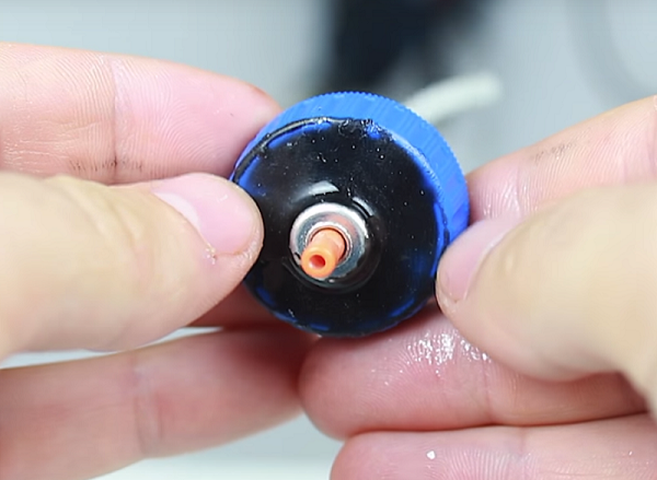  Поставяне на лепило върху капака