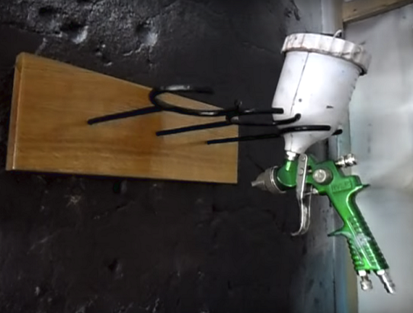  Сложете пистолет върху държача