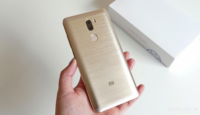  Смартфон в ръка