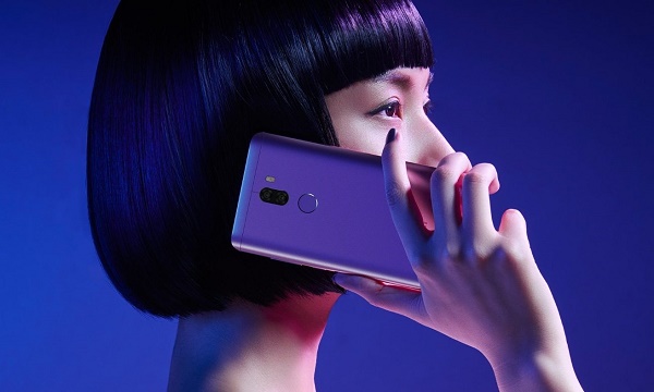  Момиче говореше по телефона