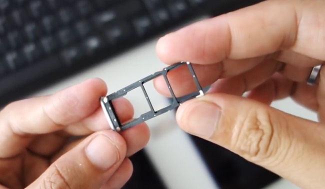  Слот за карта с памет и SIM карта