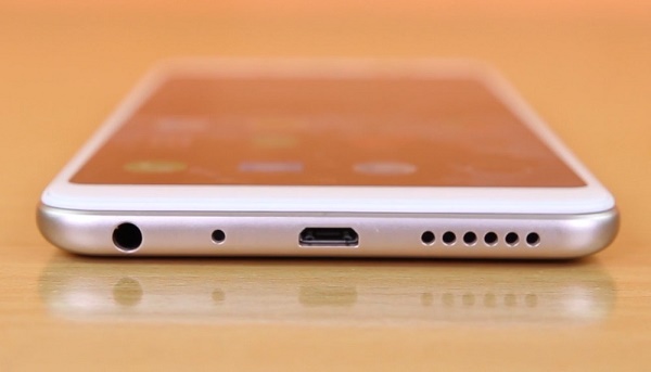  Съединители в долната част на устройството