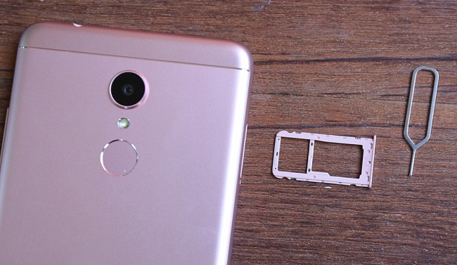  Слот за карта и SIM карта