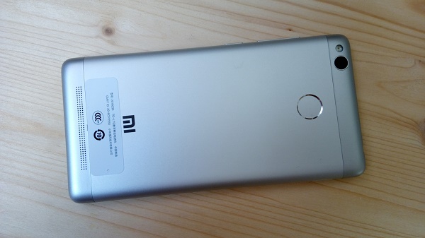  Високоговорителите на задния панел