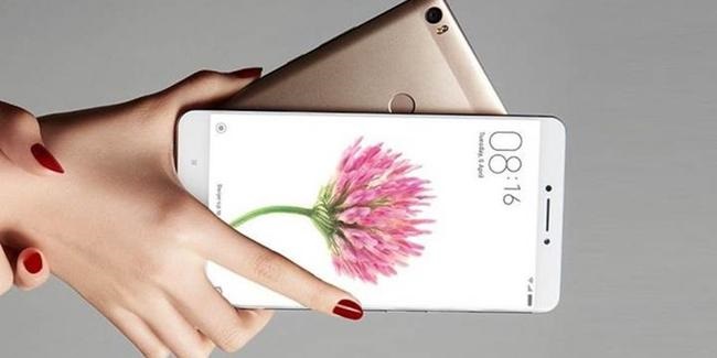  Смартфон в ръка