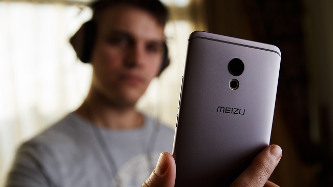  Млад мъж прави фотоапарат със смартфон