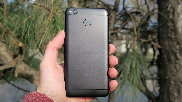  Смартфон в ръка