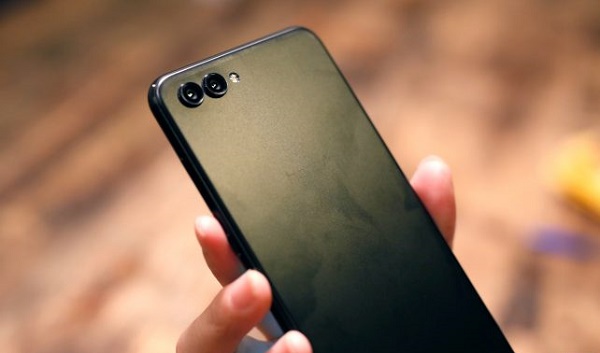  Смартфон в ръка