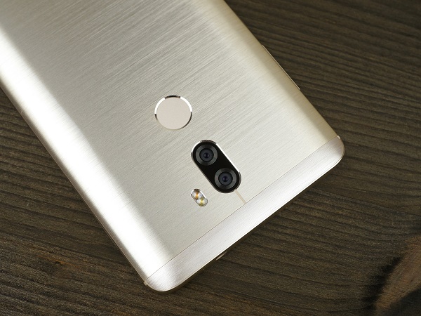  Камера и светкавица