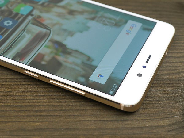  В дясната страна на смартфона