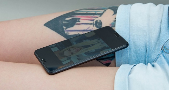  Смартфон на слънце