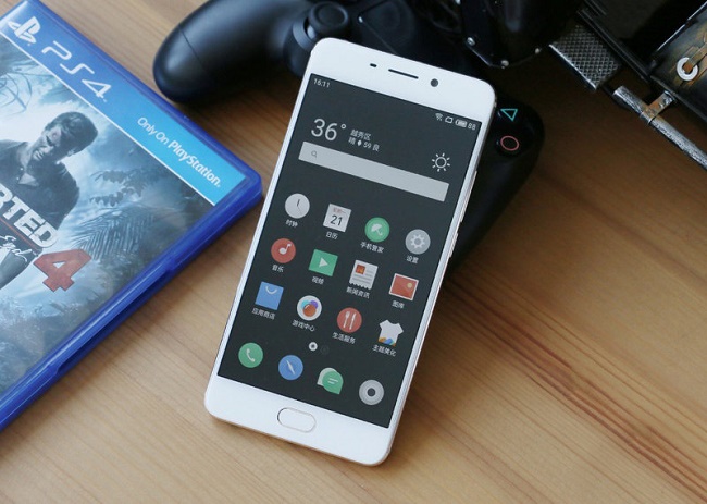  Смартфон на масата