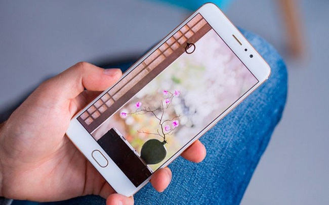  Смартфон в ръка