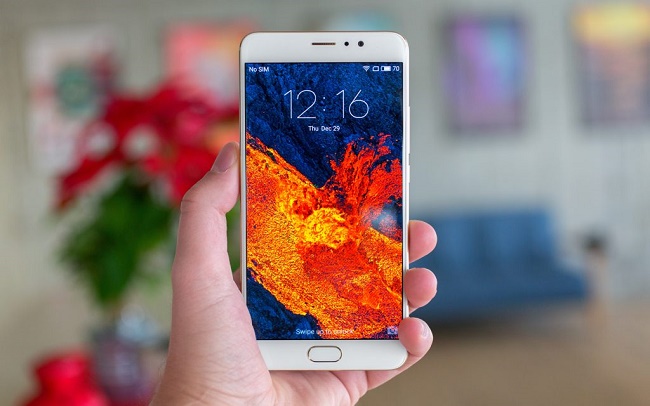  Смартфон в ръка