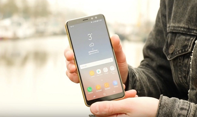  Смартфон в ръка