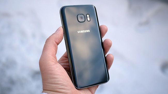  Смартфон в ръка