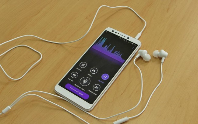  Смартфон и слушалки