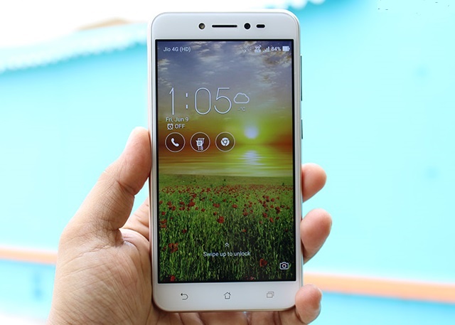  Смартфон в ръка