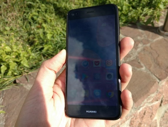  Смартфон на слънце