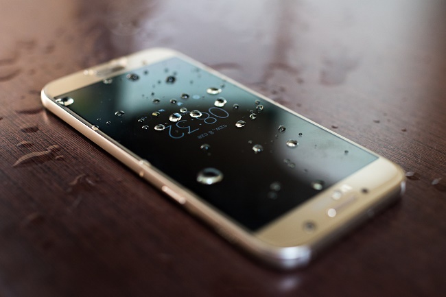  Смартфон във водата