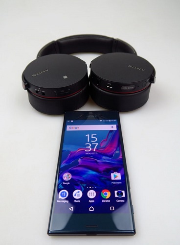  Смартфон със слушалки