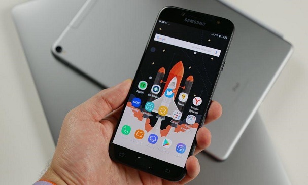  Смартфон в ръка