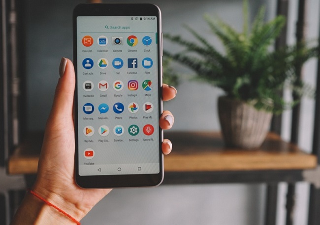  Asus Zenfone Max Pro M1 в ръка