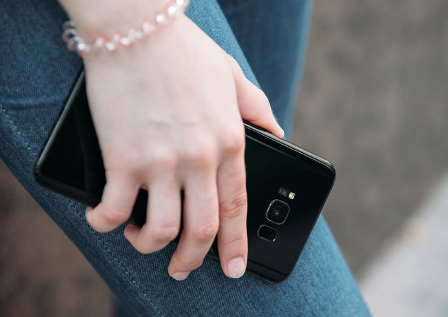  Смартфон в ръка