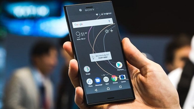  Sony Xperia XZS в дланта на ръката си