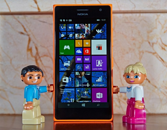  Телефон на масата