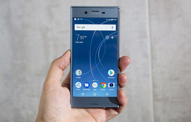  Sony Xperia XZS в дланта на ръката си