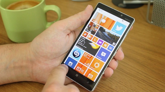  Смартфон в ръка