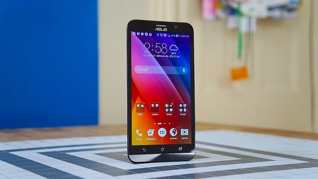  Телефон на масата