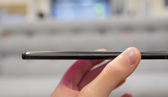  От дясната страна