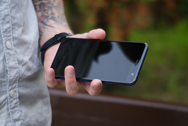  Предната страна на смартфона