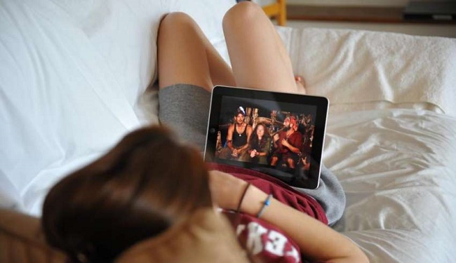  Момиче с таблетка