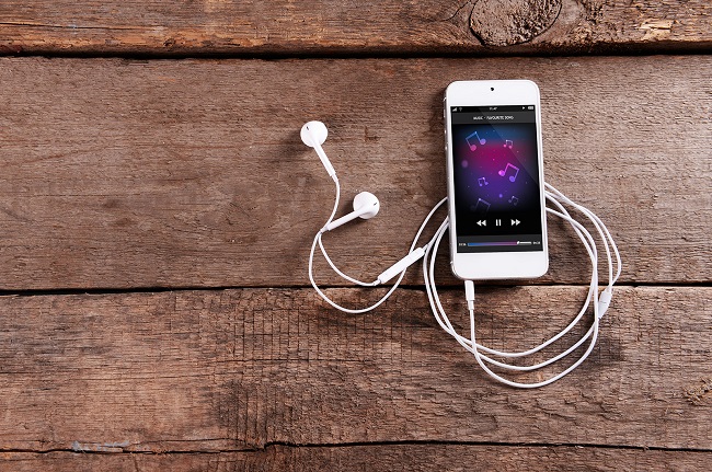  Смартфон със слушалки