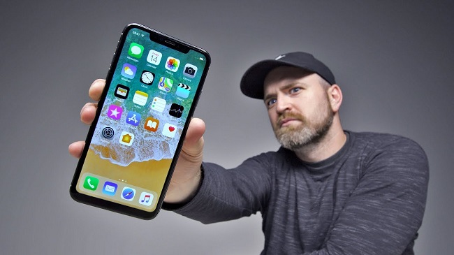  Apple iPhone XS Max в ръка