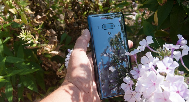  HTC U12 плюс в ръка