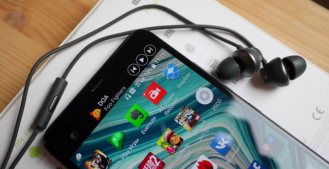  Смартфон със слушалки