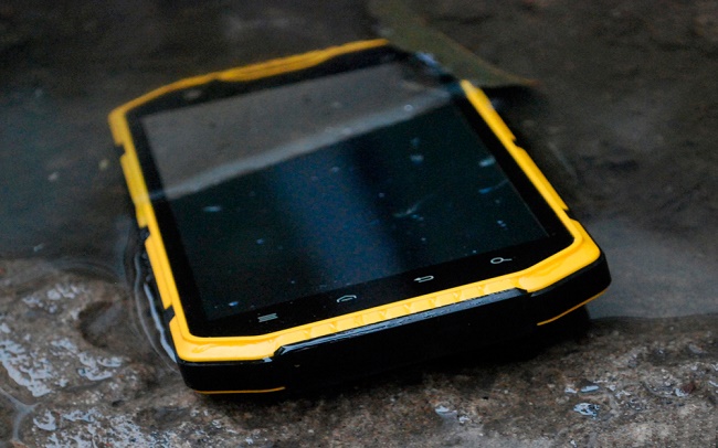 Телефон в локва