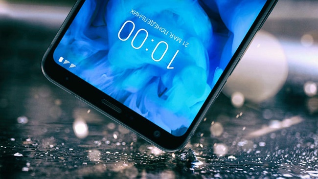  LG Q Stylus + във вода